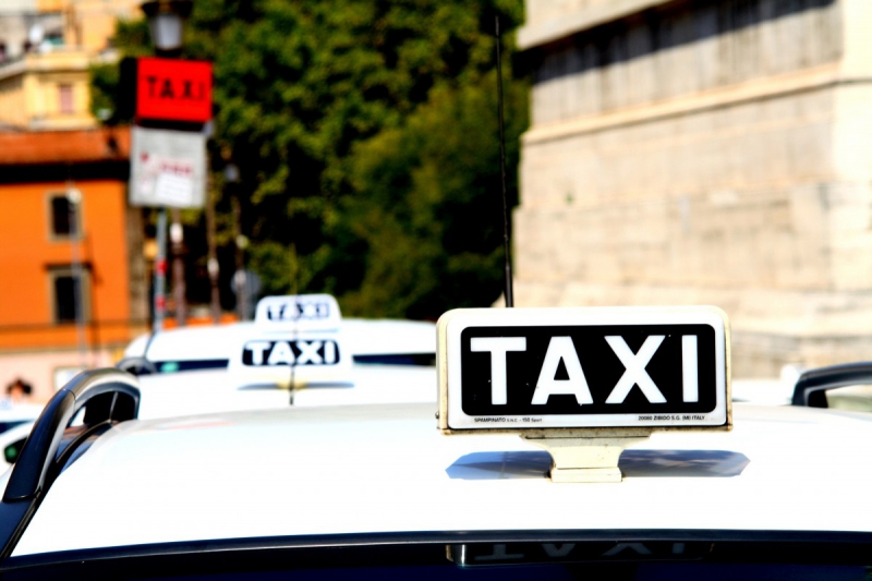 taxis-CHATEAUNEUF D ENTRAUNES-min_taxi_auto_rome_road_white-1051610